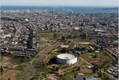Vista aérea del Cilindro Municipal y de los barrios Mercado Modelo, Bolívar y Villa Española. 06 de agosto de 2008. (Foto: 9549FMCMA.CDF.IMO.UY - Autor: Carlos Contrera/CdF).